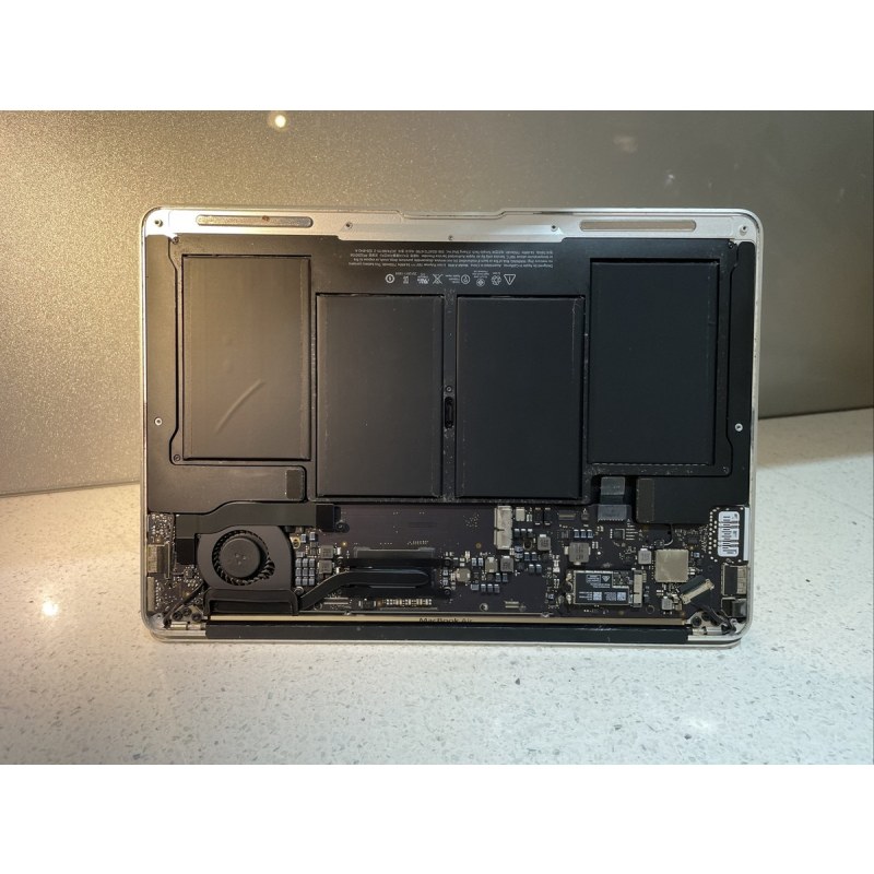 لپ تاپ استوک اپل MacBook Air 13 A1466 — i5 | رم 8GB | SSD 256GB | 13.3 اینچ | درجه B — تصویر 4