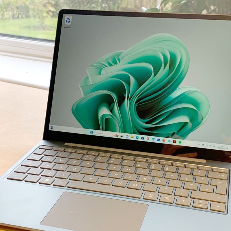 لپ تاپ استوک مایکروسافت Surface Laptop Go — i5-1035G1 | رم 8GB | SSD 128GB | 12.4 اینچ لمسی | درجه B